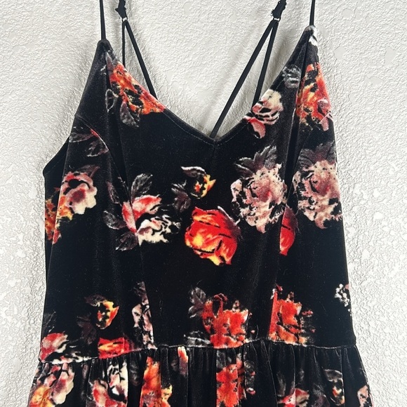 Xhilaration 90's Y2K Grunge Whimsygoth Black Velvet Floral Romper Size Medium - Picture 2 of 8